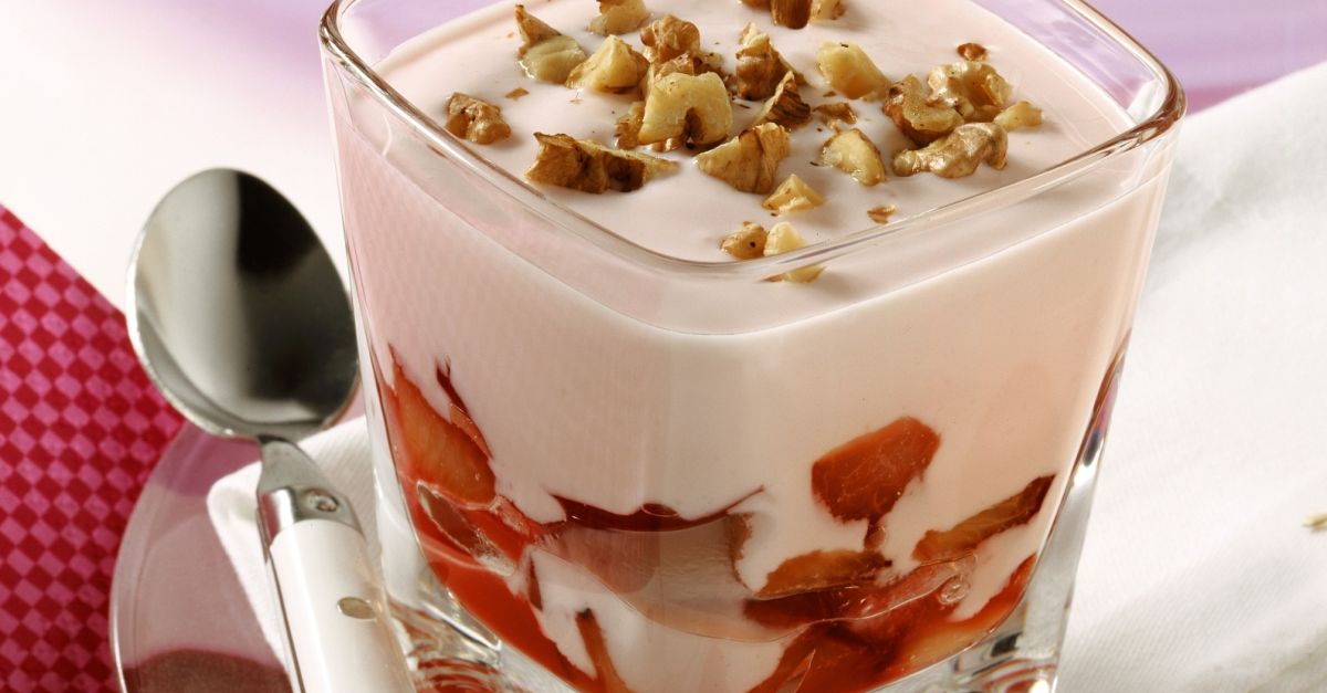 Zwetschgen-Nuss-Joghurt Rezept | EAT SMARTER