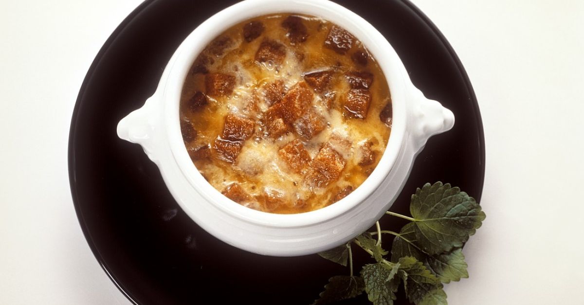 Zwiebel-Käsesuppe Rezept | EAT SMARTER