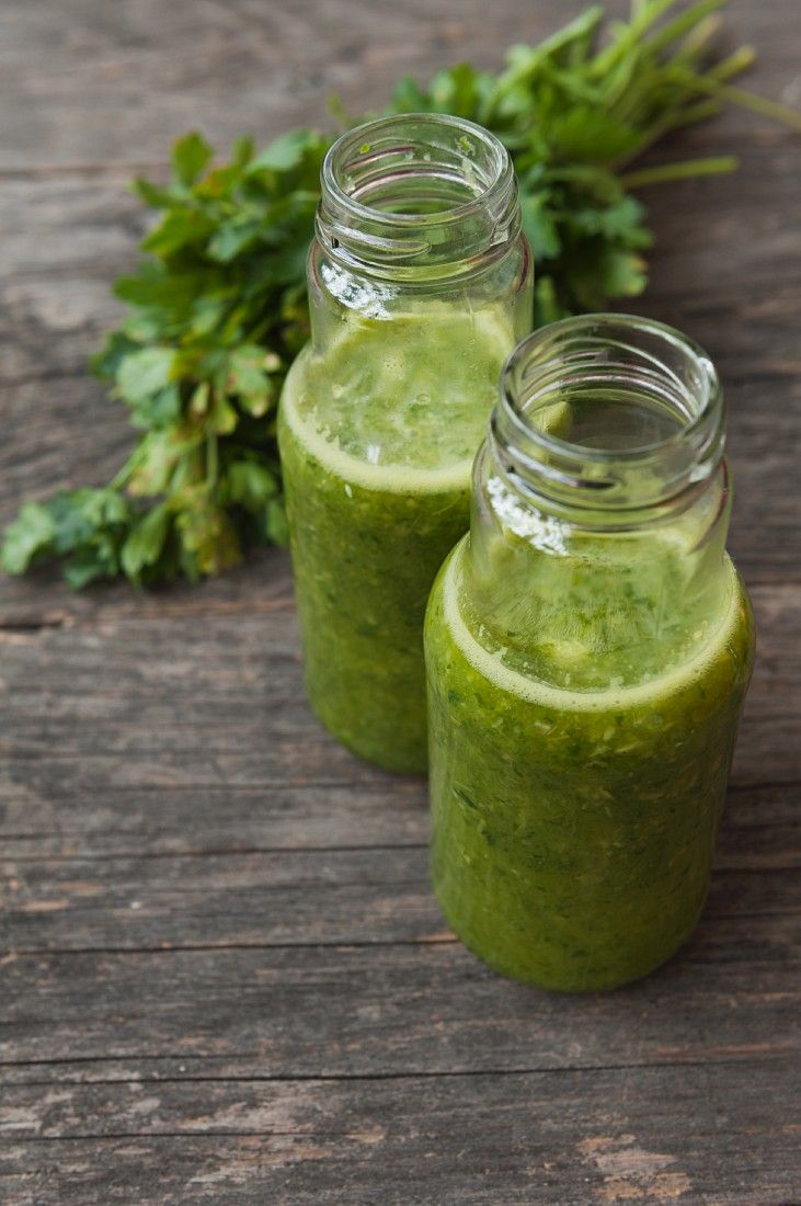 Apfel-Gurkensmoothies mit Petersilie