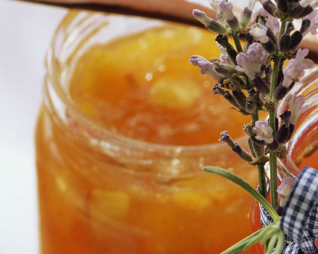 Aprikosenmarmelade mit Schuss