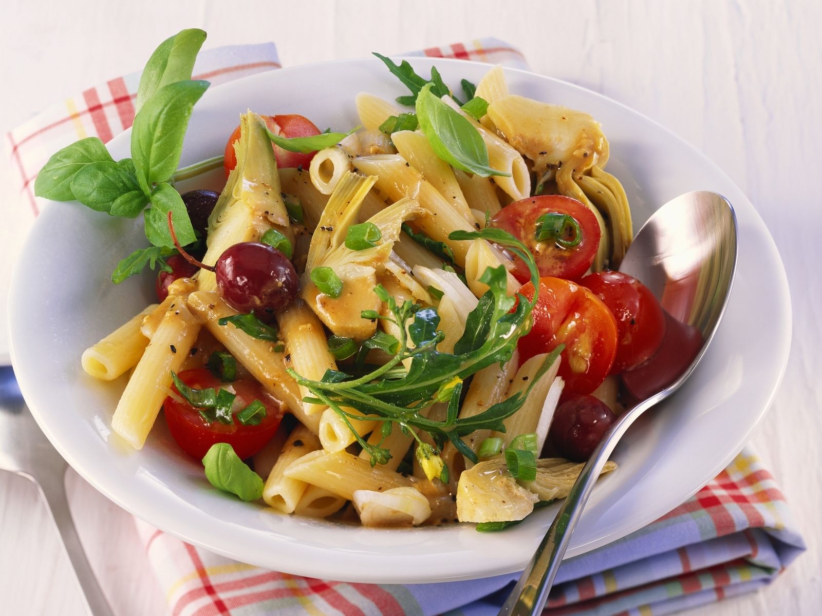 Artischocken-Nudel-Salat mit Kirschtomaten Rezept | EAT SMARTER