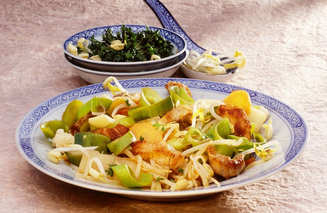 Asiatische gebratene Putenstreifen mit Gemüse Rezept | EAT SMARTER