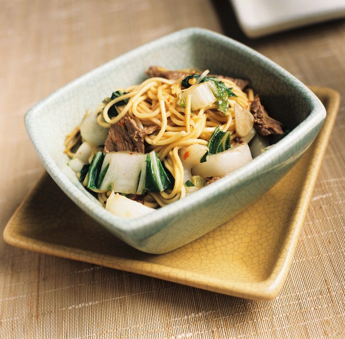 Asiatische Nudeln mit Rindfleisch Rezept | EAT SMARTER