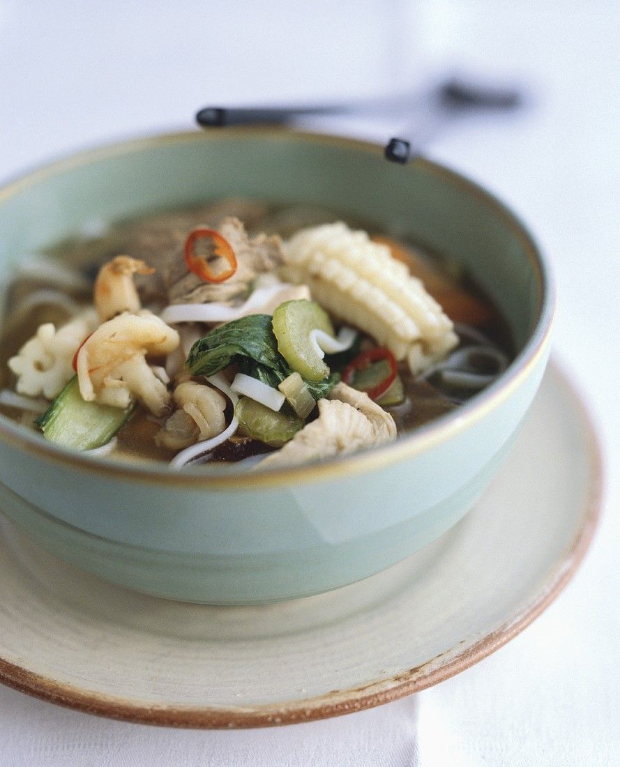 Asiatische Nudelsuppe mit Gemüse und Fleisch Rezept | EAT SMARTER