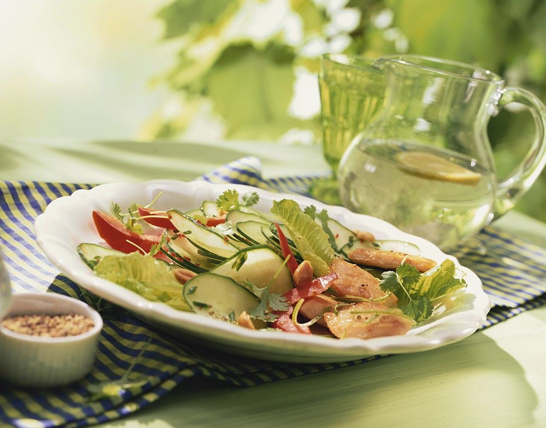 Asiatischer Salat mit Hähnchen Rezept | EAT SMARTER