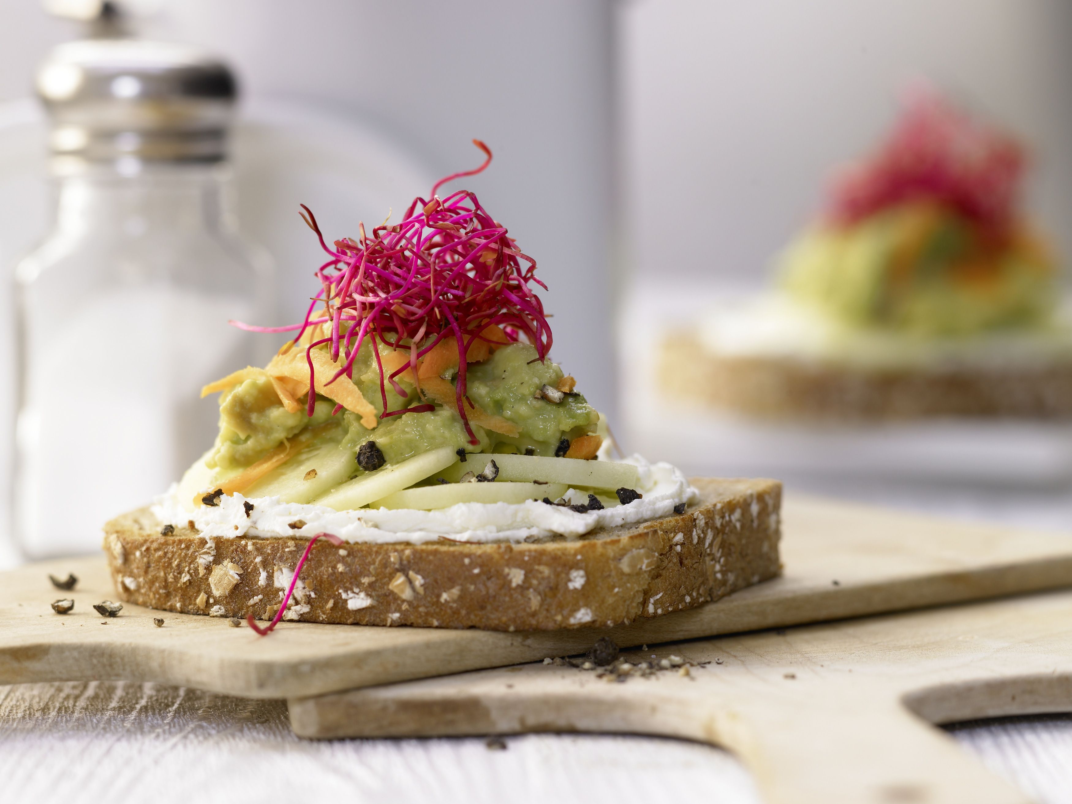 Avocado-Frischkäse-Brot Rezept | EAT SMARTER