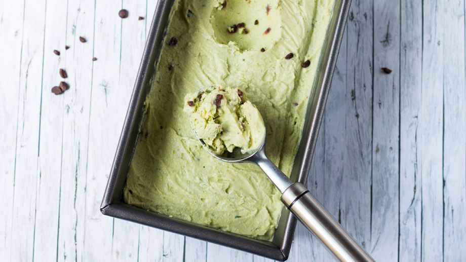 Avocado-Minz-Eis mit Schokolade