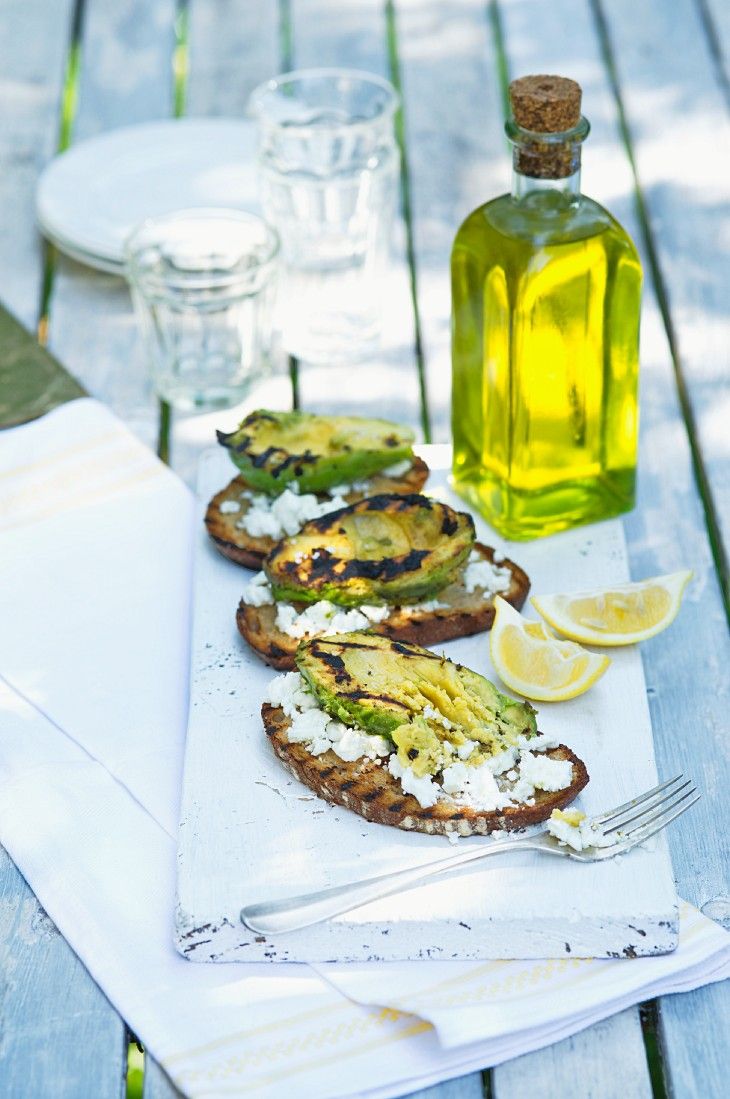 Avocado vom Grill mit Feta auf Brot Rezept EAT SMARTER