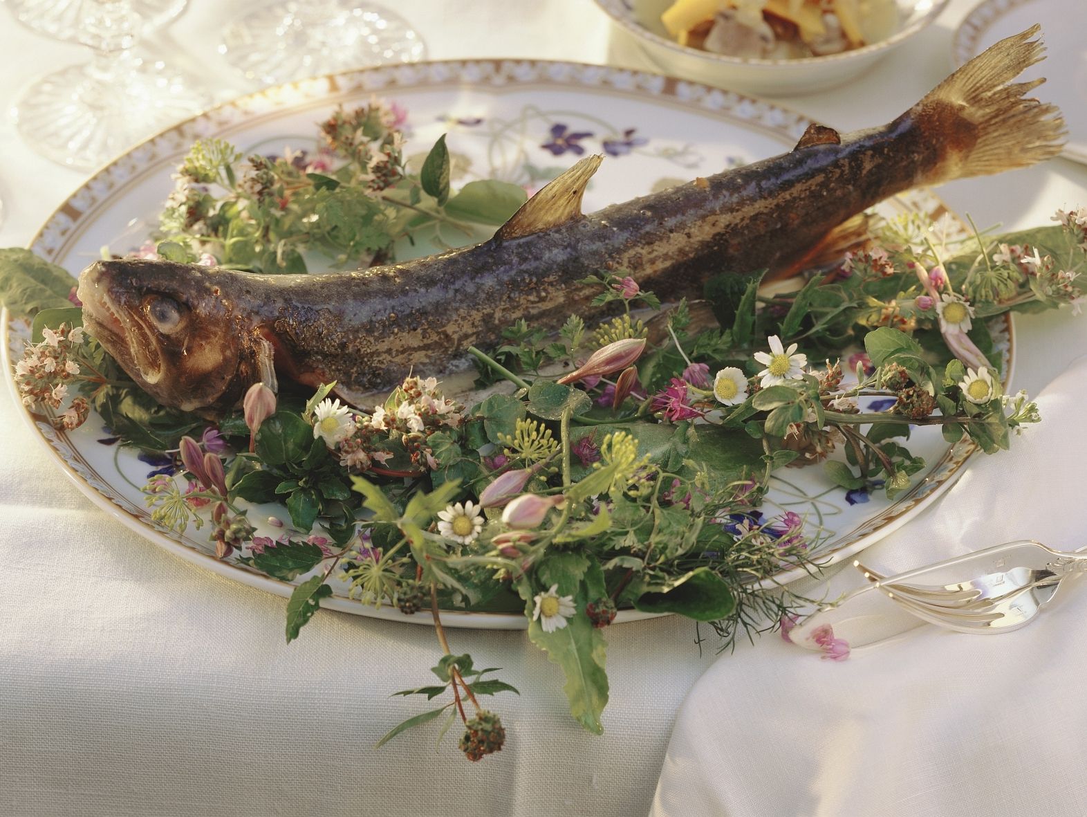 Bachforelle mit Sommerkräutern Rezept | EAT SMARTER