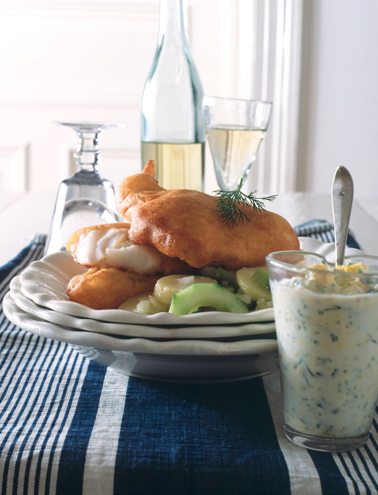 Backfisch mit Kartoffel-Gurkensalat und Remoulade Rezept | EAT SMARTER