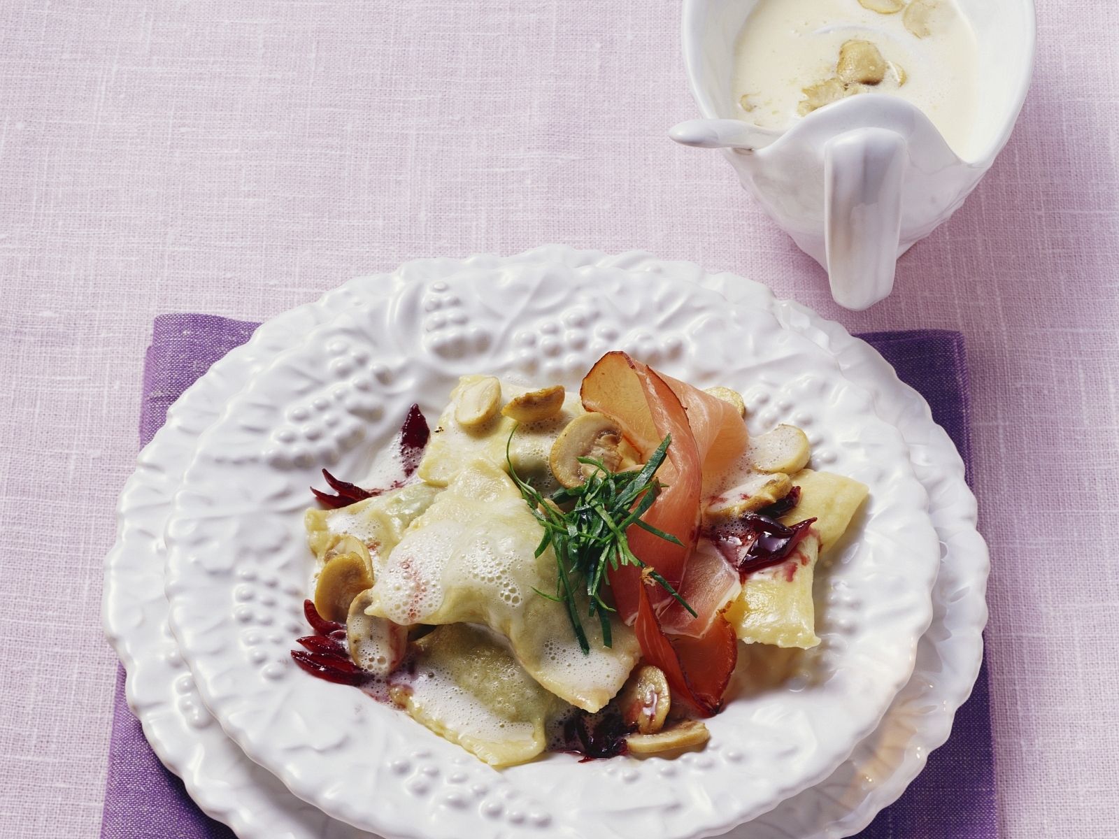 Bärlauch-Maultaschen mit Zwiebeln und Schinken Rezept | EAT SMARTER