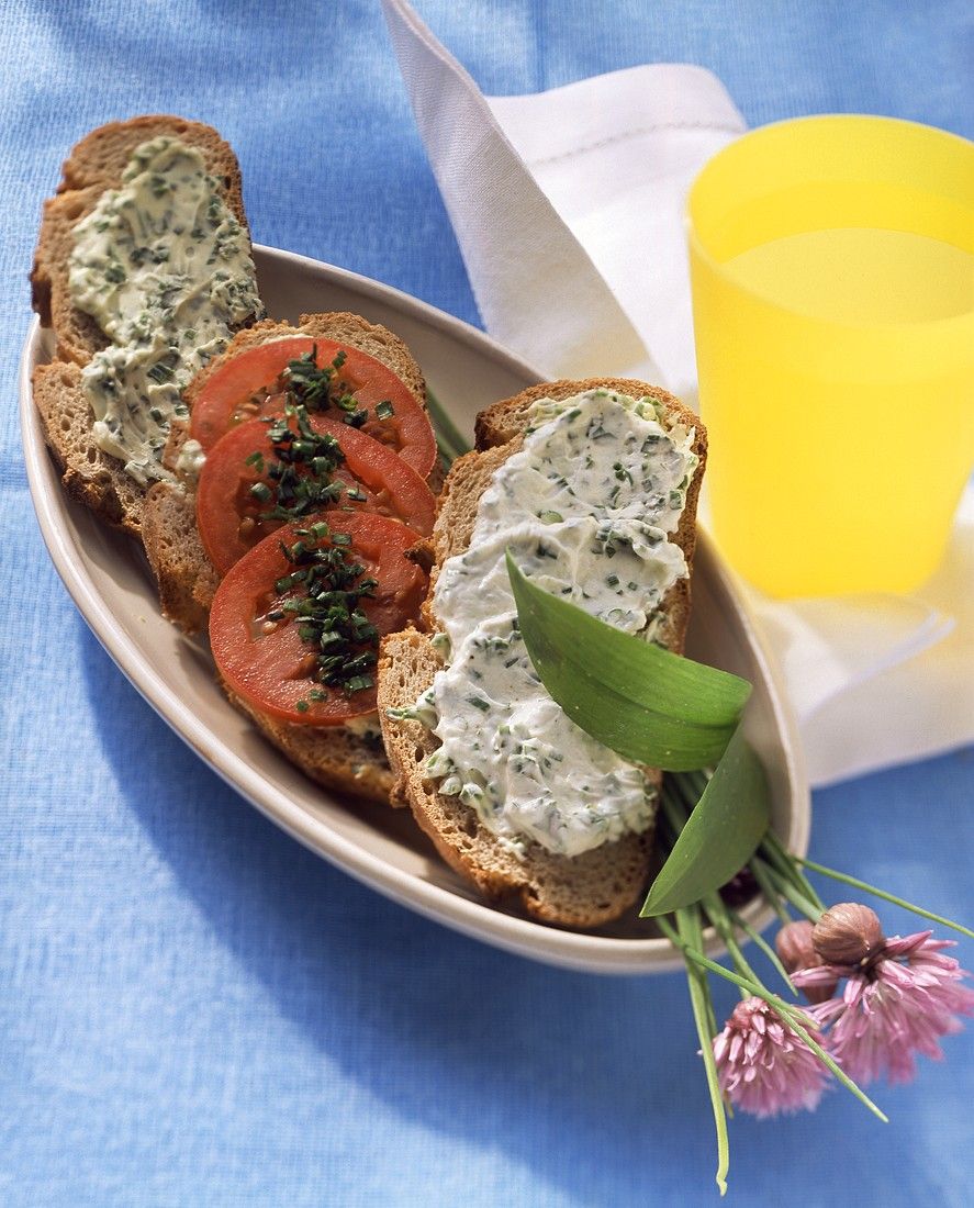 Bärlauch-Quark und Tomaten auf Brotschreiben Rezept | EAT SMARTER