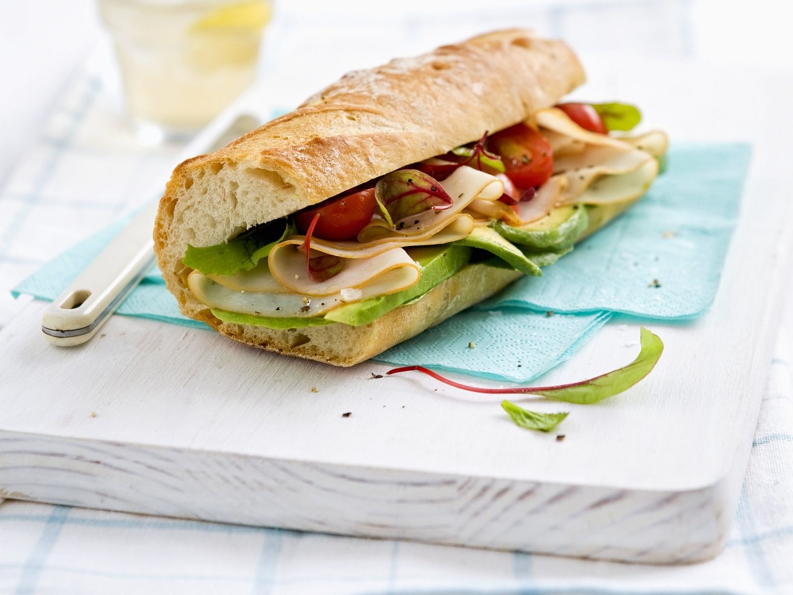 Baguette mit Räucher-Putenbrust und Avocado Rezept | EAT SMARTER