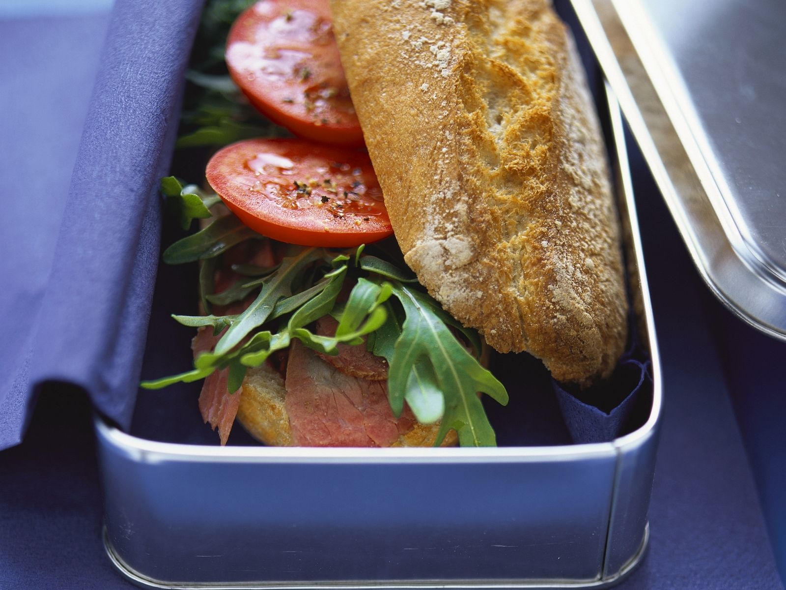 Baguettebrötchen mit Pastrami, Rucola und Tomaten