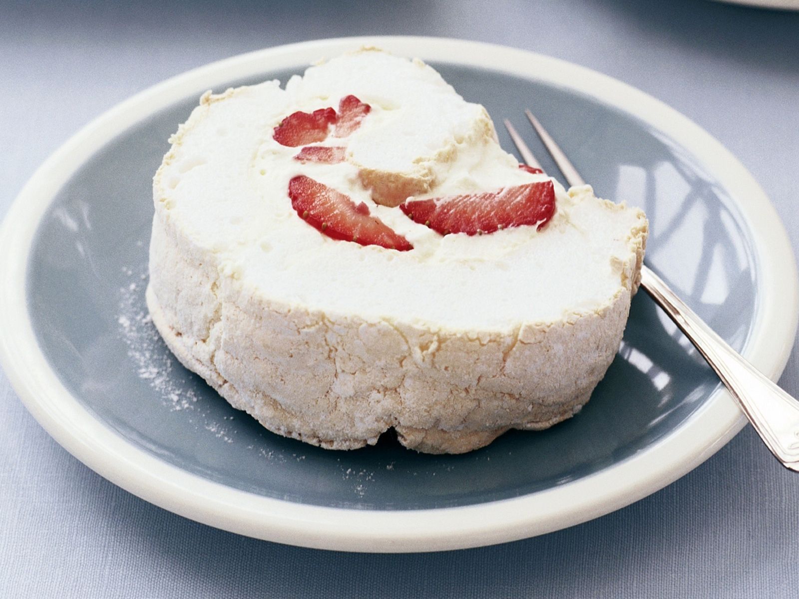Baiser-Roulade mit Erdbeeren