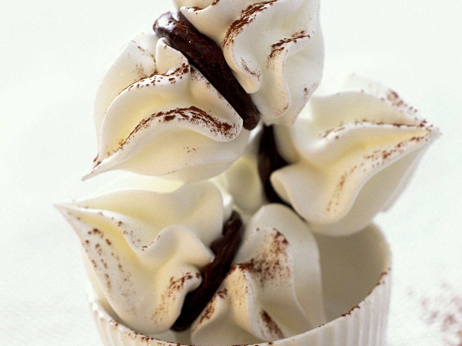 Baisers mit Schokolade Rezept | EAT SMARTER Baisers mit Schokolade Rezept | EAT SMARTER