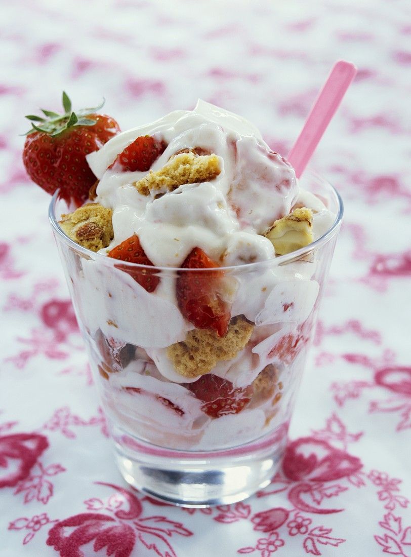 Beeren-Joghurt mit Keksen