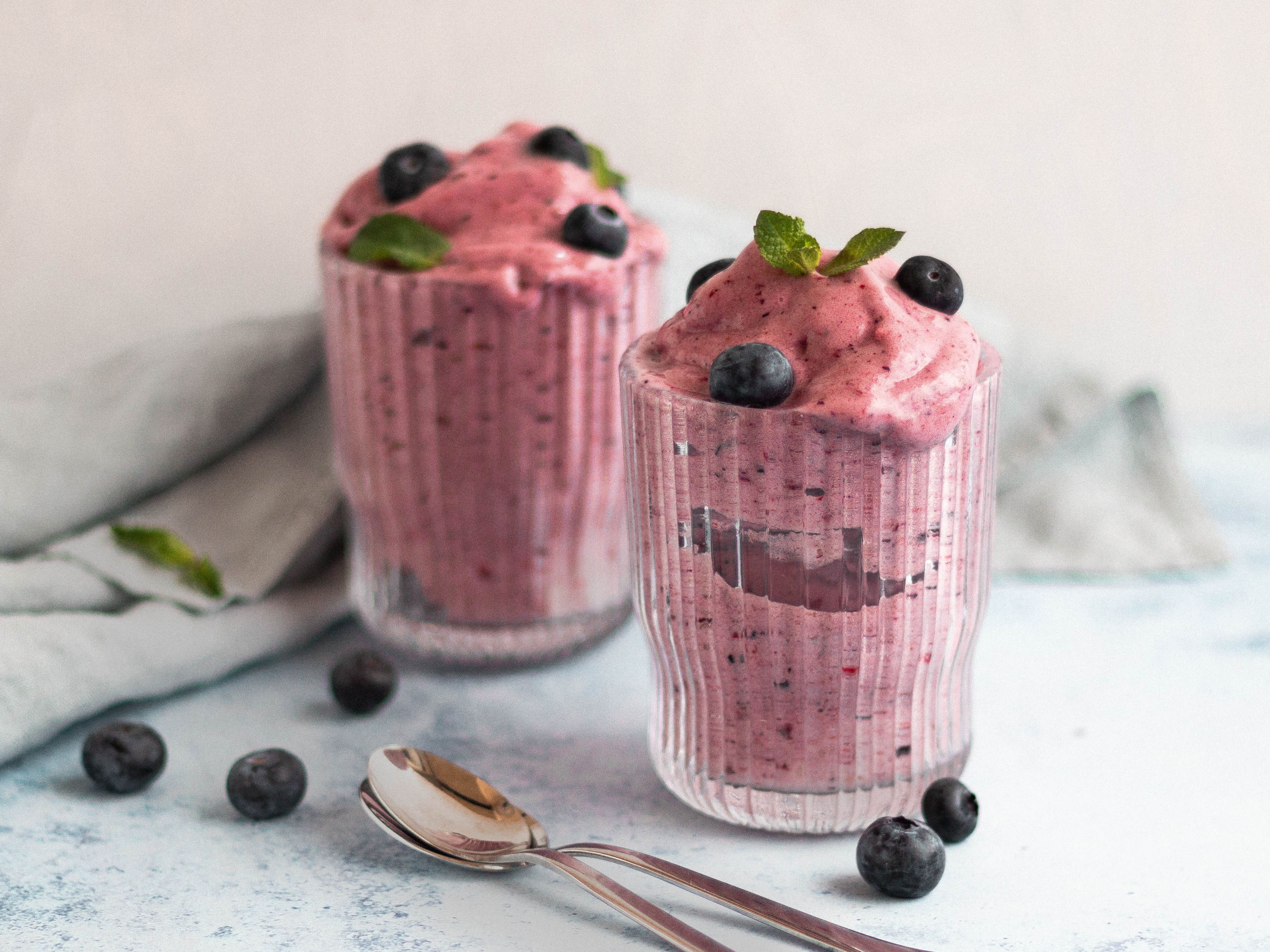 Beeren-Nicecream mit Minze