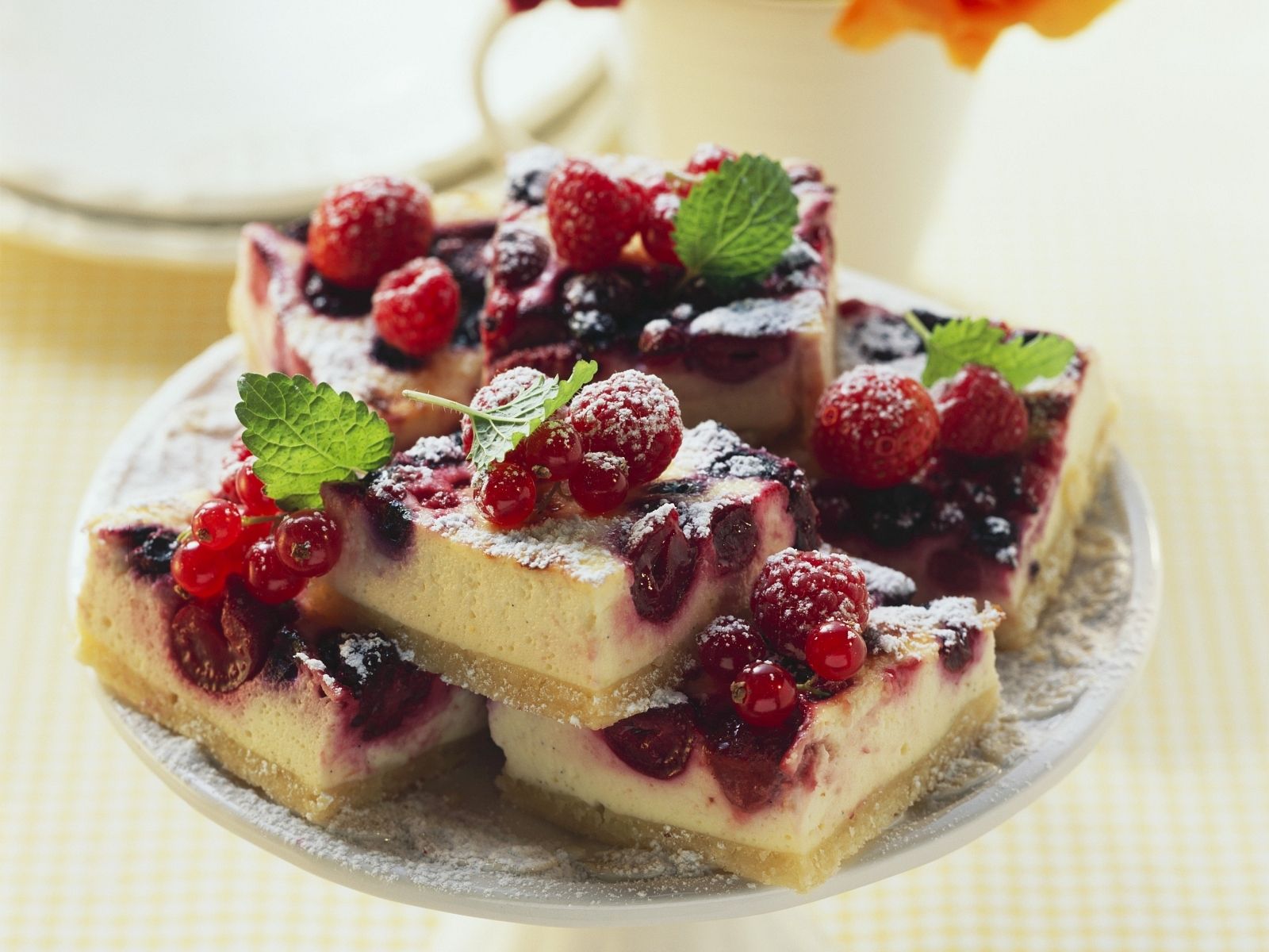 Beerenkuchen mit Frischkäse Rezept | EAT SMARTER