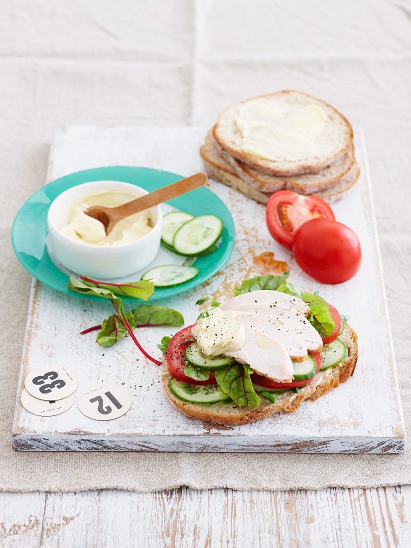 Kalorien Belegtes Brot Mit Wurst Und Käse Belegtes Brot mit Pute, Tomate und Gurke Rezept | EAT SMARTER