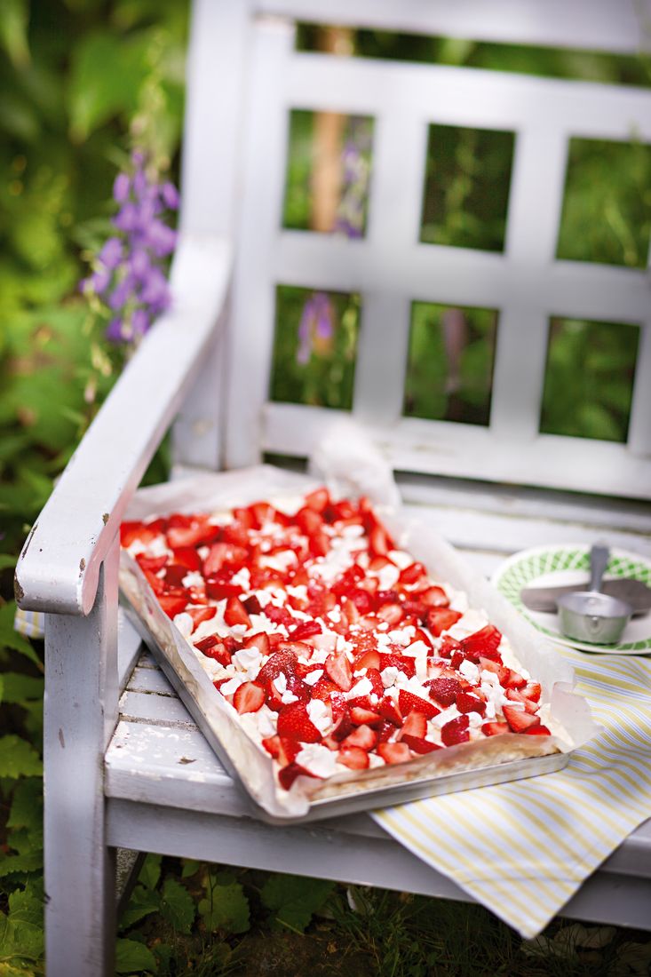 Biskuitkuchen mit Erdbeeren, Sahne und Baiser