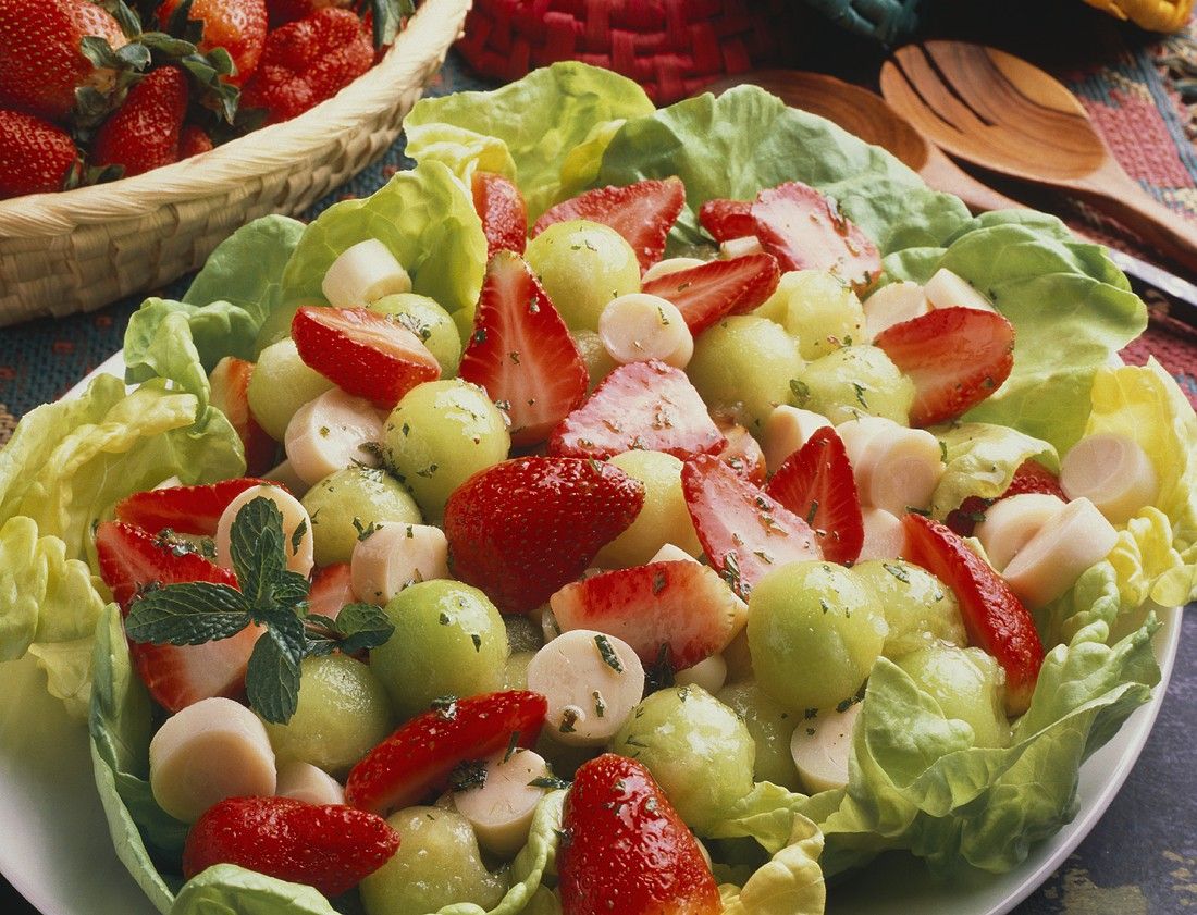 Blattsalat mit Früchten und Palmherzen