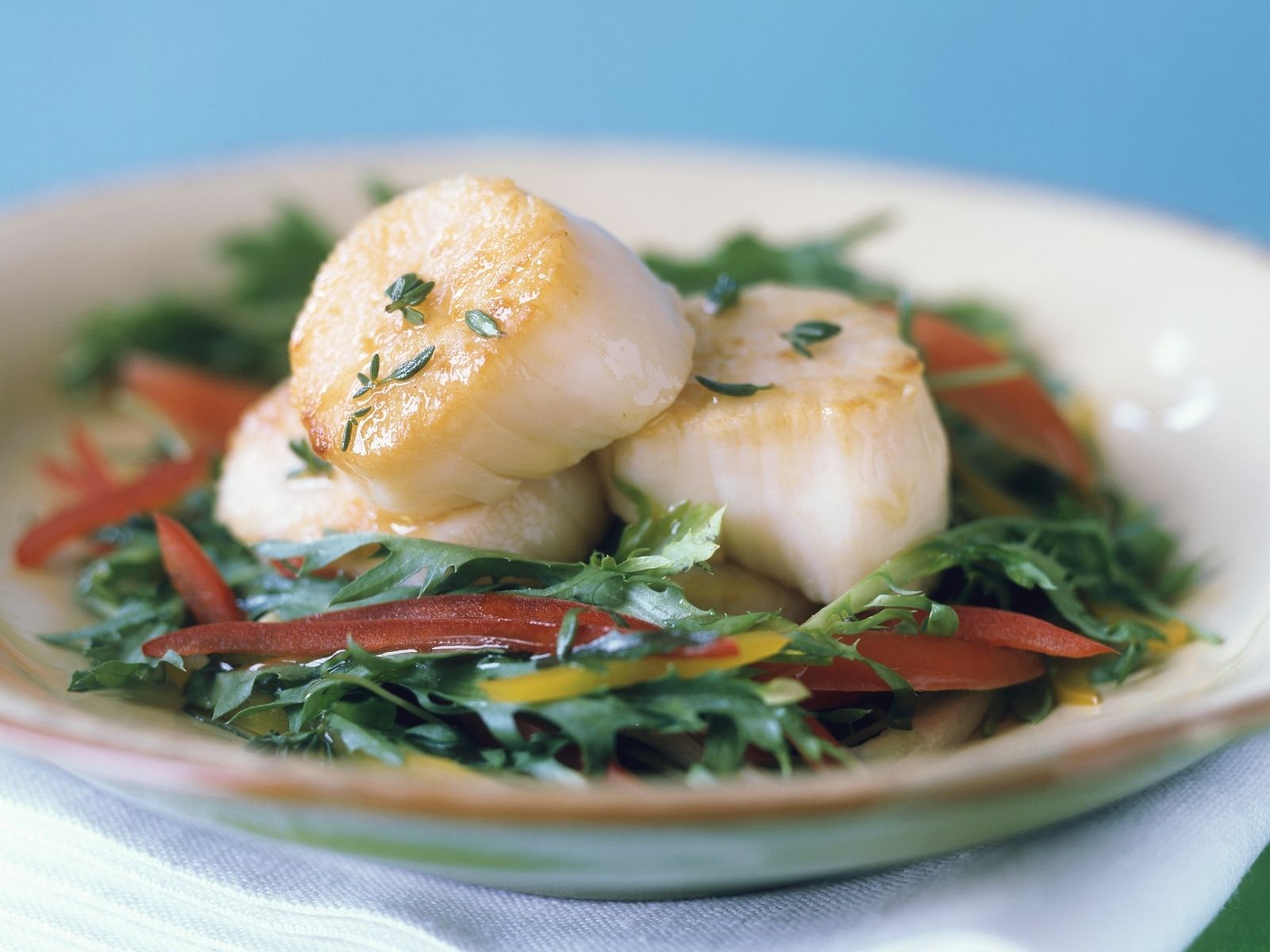 Blattsalat mit gegrillten Jakobsmuscheln Rezept | EAT SMARTER