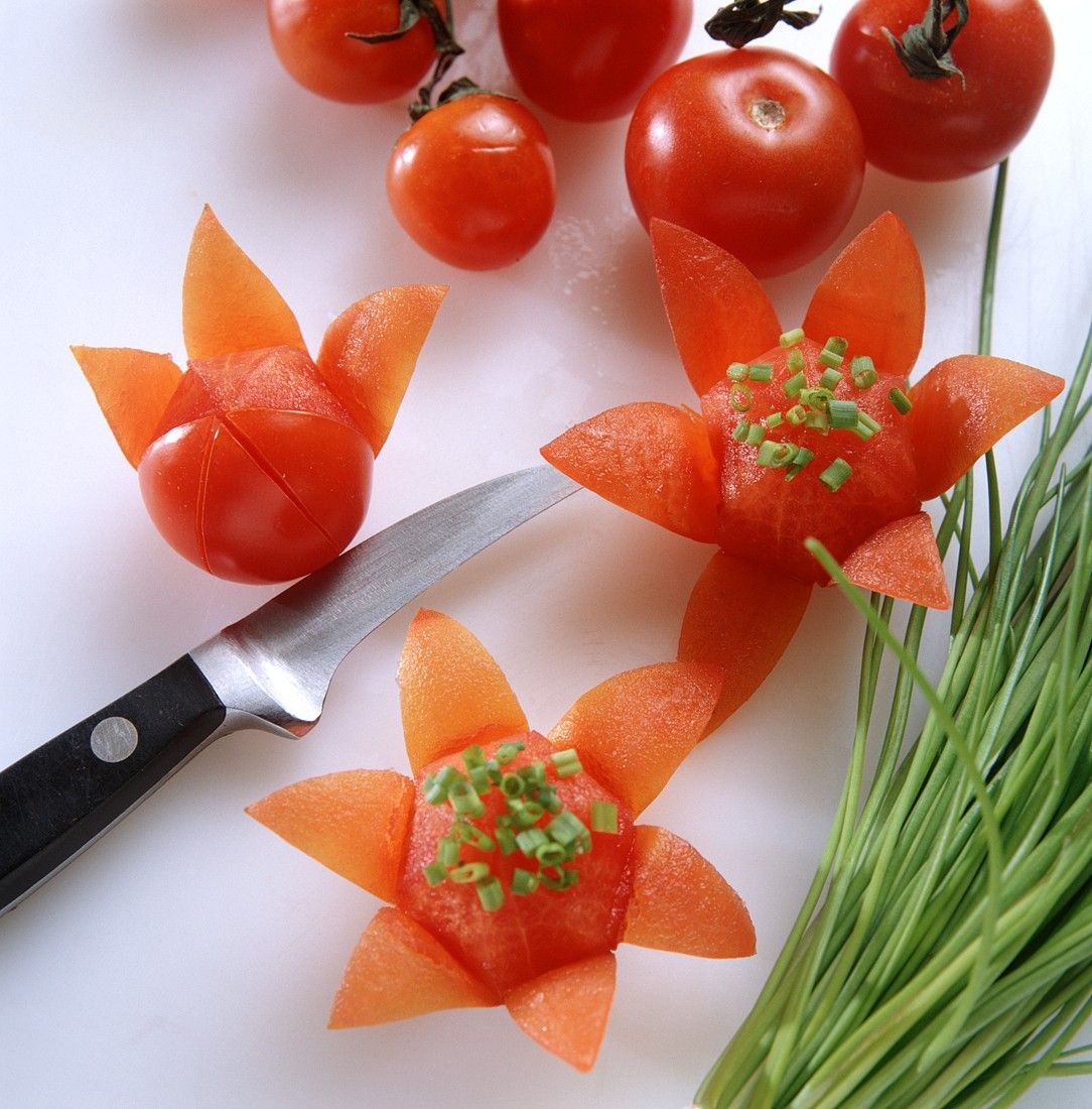 Blumen aus Tomaten schneiden