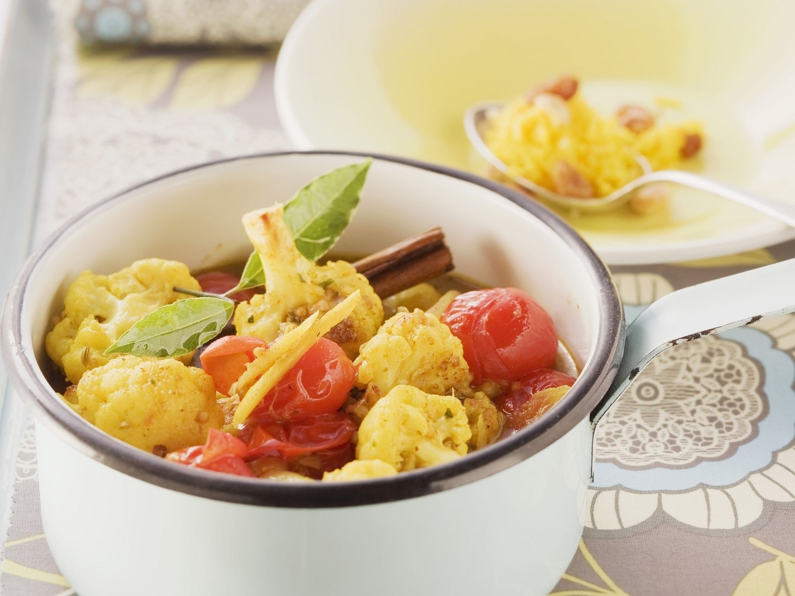 Blumenkohl-Tomaten-Curry Rezept | EAT SMARTER