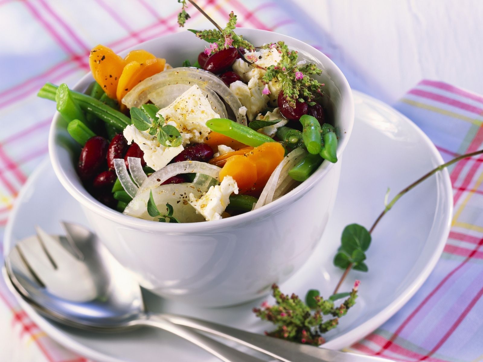 Bohnensalat auf mediterrane Art mit Feta Rezept | EAT SMARTER