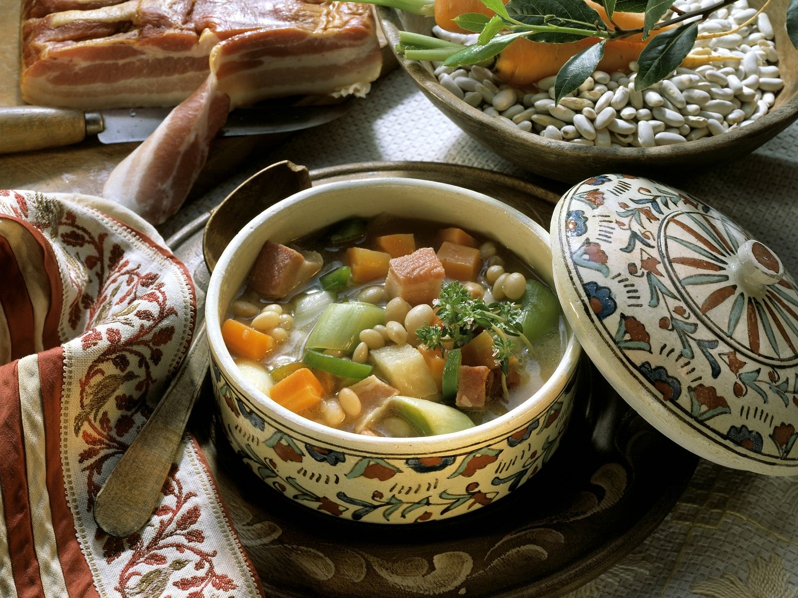 Bohnensuppe mit Speck, Lauch und Karotten Rezept | EAT SMARTER