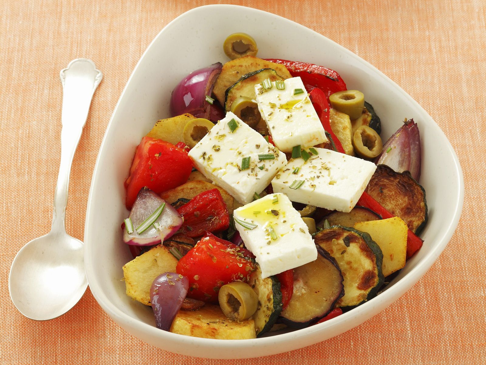 Bratgemüse mit Schafskäse und Oliven Rezept | EAT SMARTER