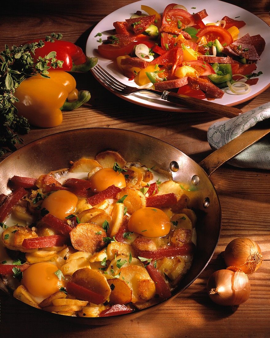 Bratkartoffeln mit Salat Rezept | EAT SMARTER