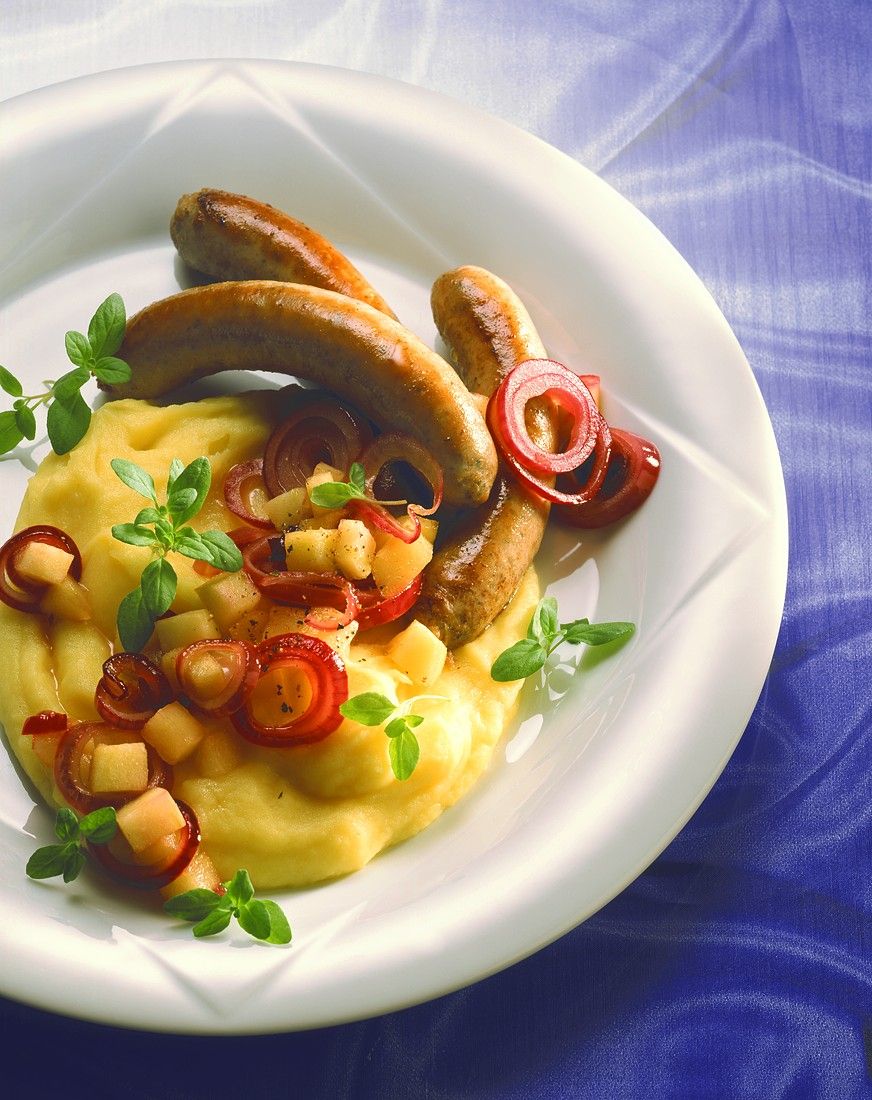 Bratwürste mit Püree und gedünsteten Äpfeln Rezept | EAT SMARTER