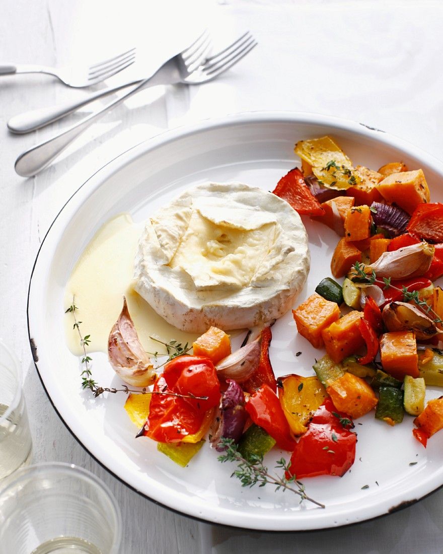 Brie mit Gemüse vom Grill Rezept | EAT SMARTER