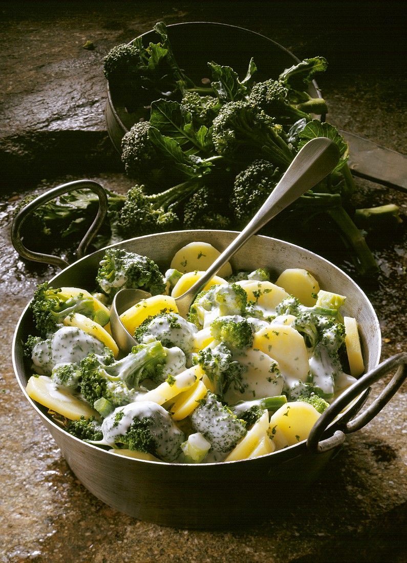 Broccoli und Kartoffeln mit Käsesauce