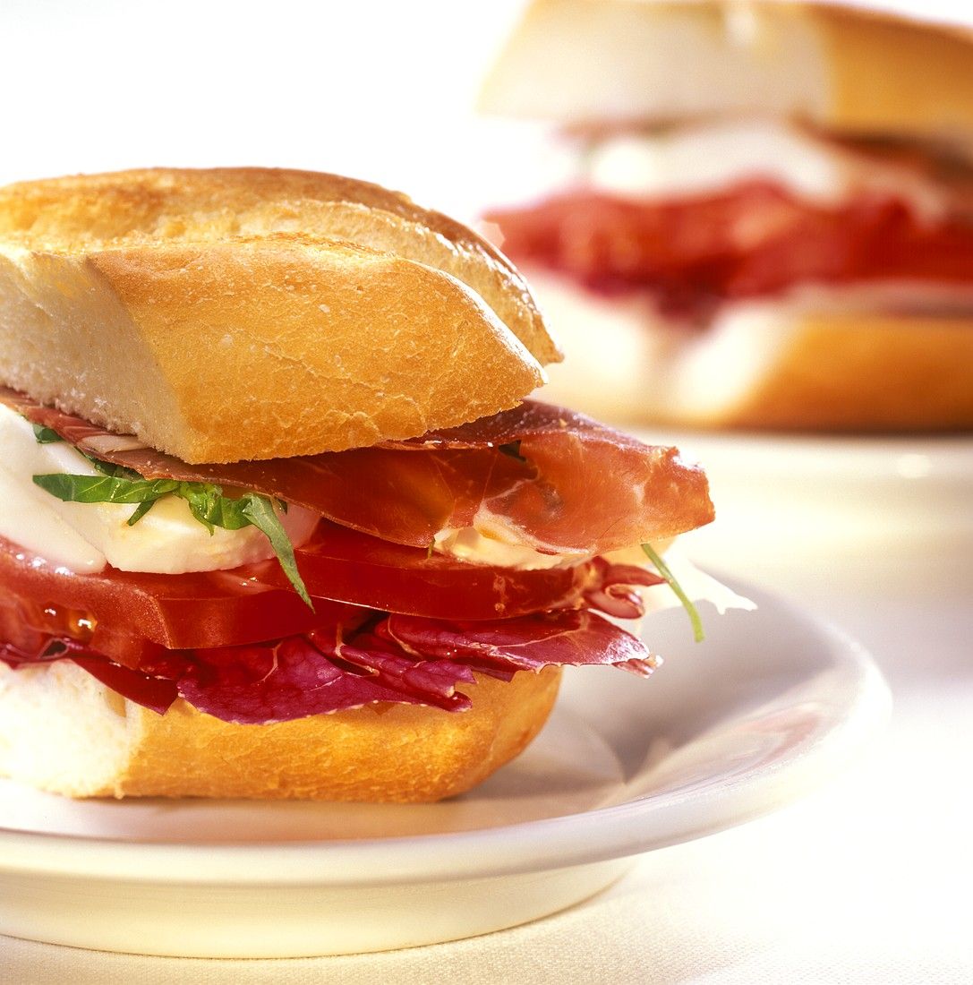 Brötchen mit Käse und Parmaschinken Rezept | EAT SMARTER