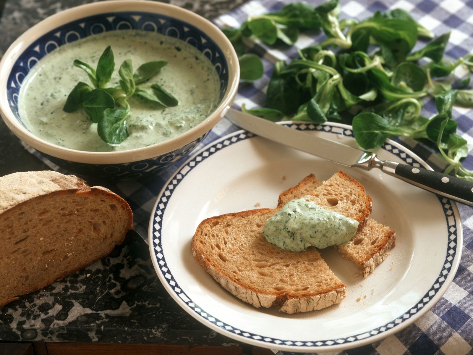 Brot mit Kräuteraufstrich Rezept | EAT SMARTER