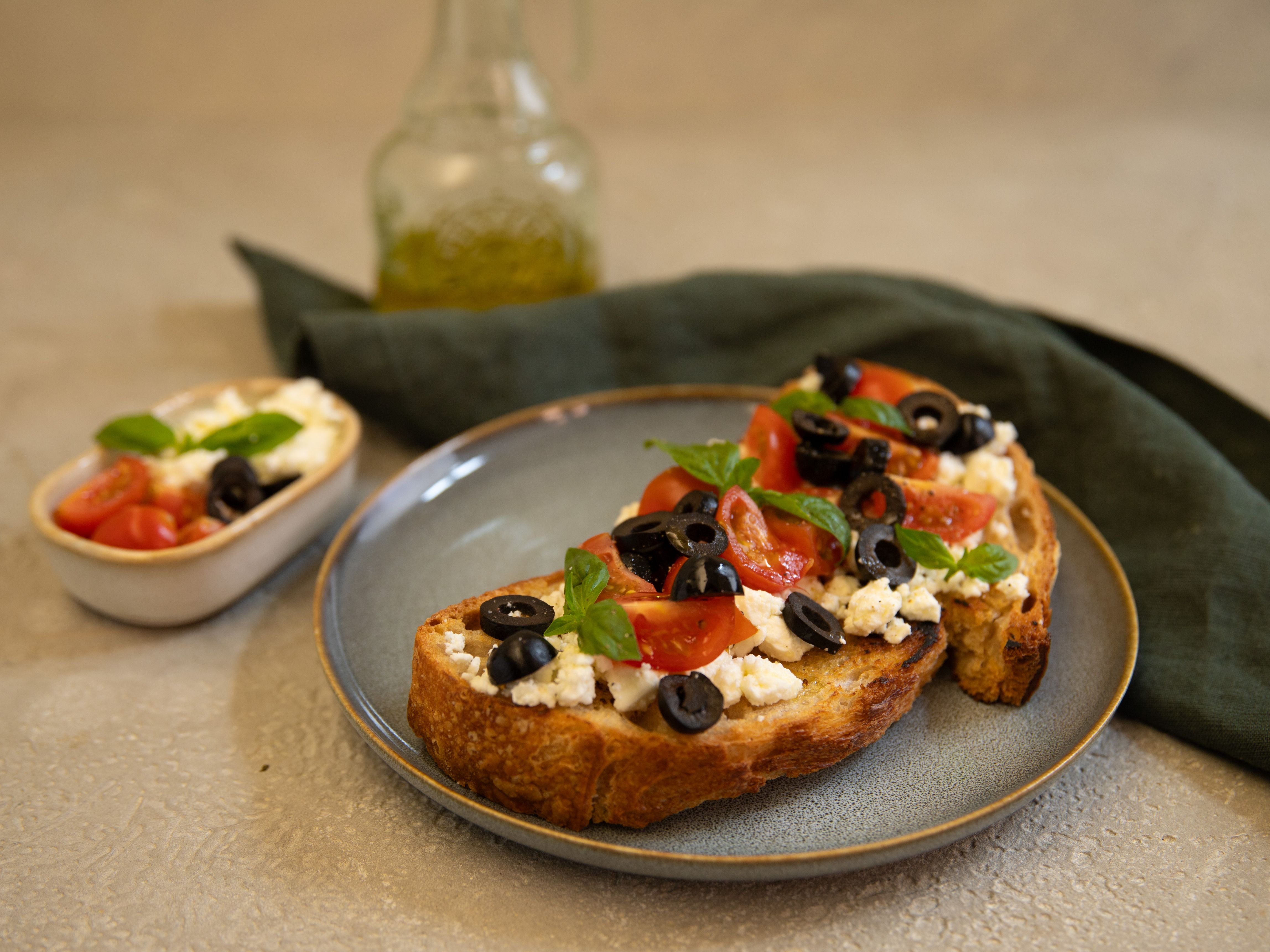 Brot mit Oliven und Feta