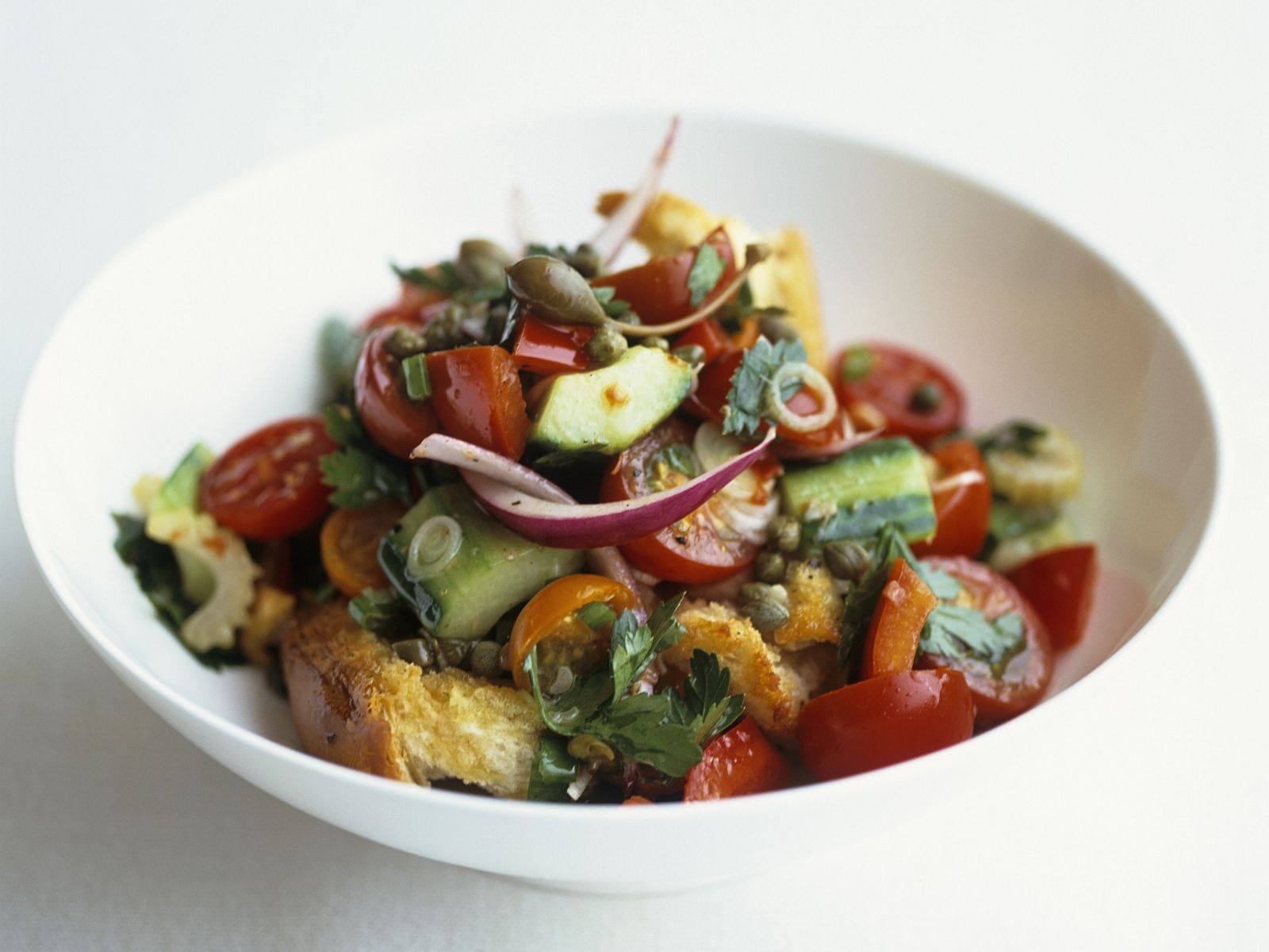 Brotsalat nach toskanischer Art Rezept | EAT SMARTER
