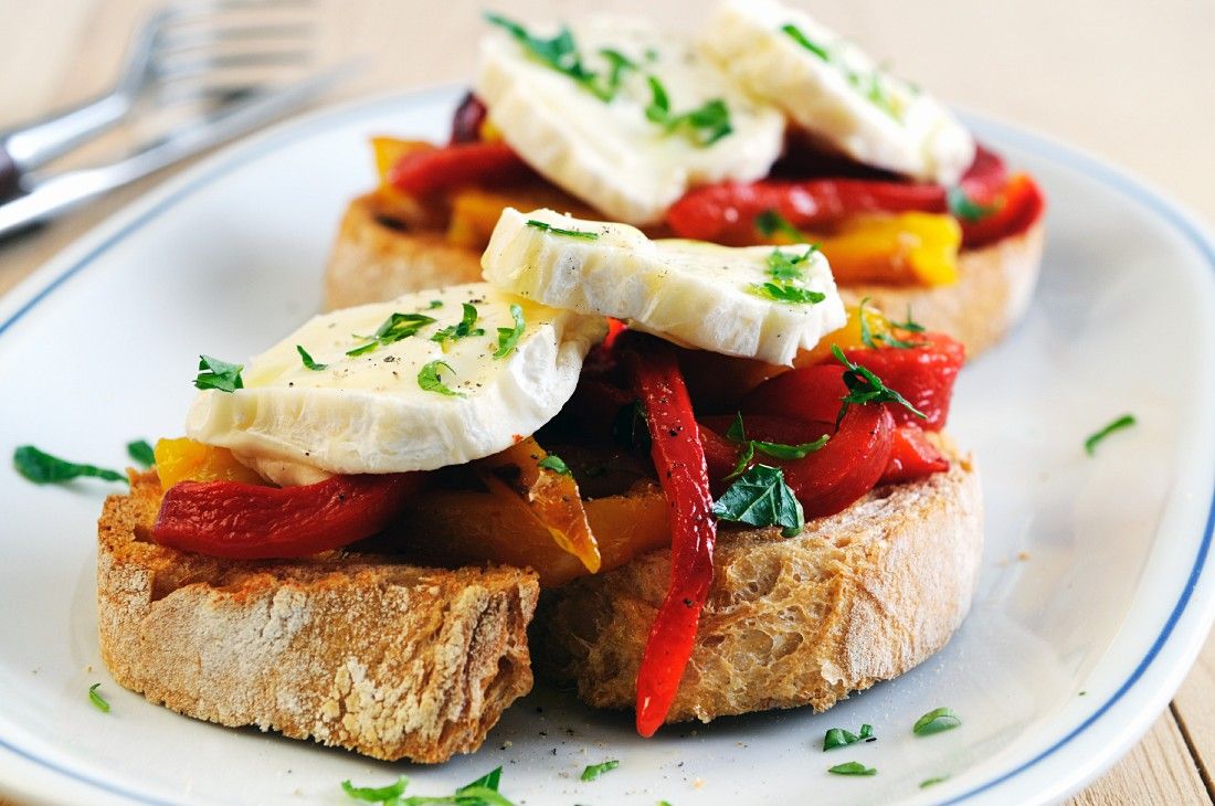 Bruschetta mit Ziegenkäse und Paprika Rezept | EAT SMARTER