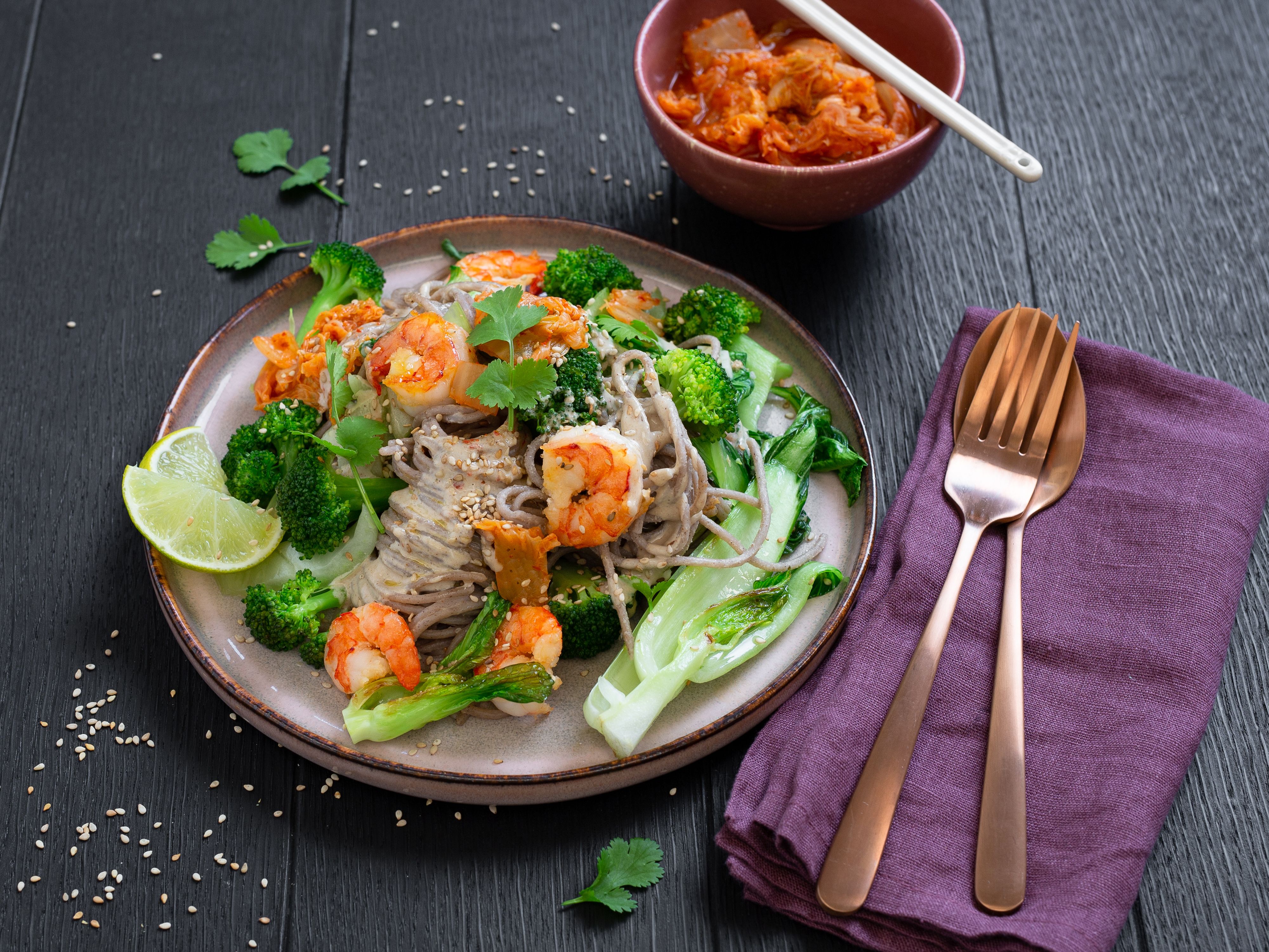Buchweizennudeln mit Garnelen, Pak Choi, Brokkoli und Kimchi Rezept ...