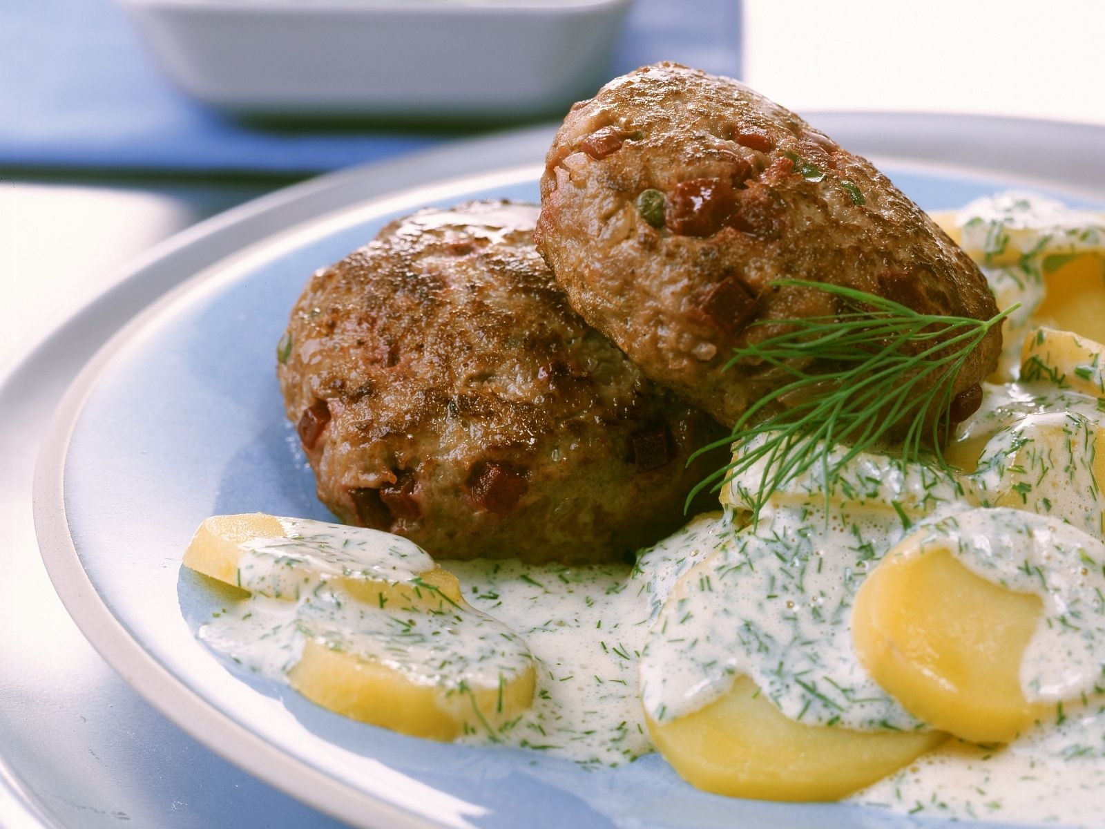 Buletten mit Roter Bete dazu Kartoffeln mit Dill-Sahnesoße Rezept | EAT ...