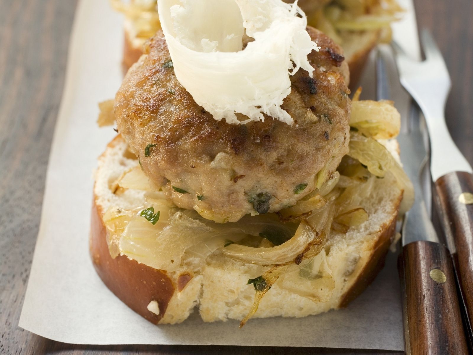 Buletten und Kartoffel-Gurken-Salat mit Brezentaler Rezept | EAT SMARTER