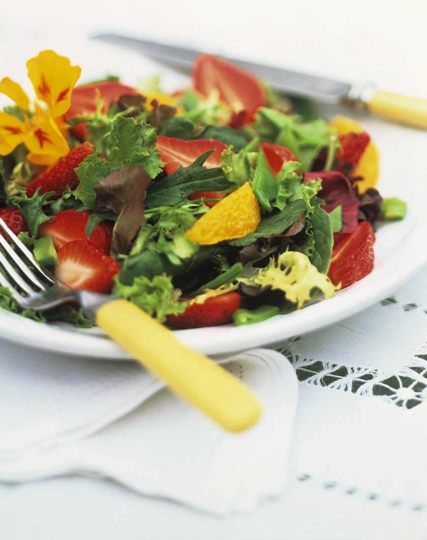 Bunter Blattsalat mit Früchten Rezept | EAT SMARTER
