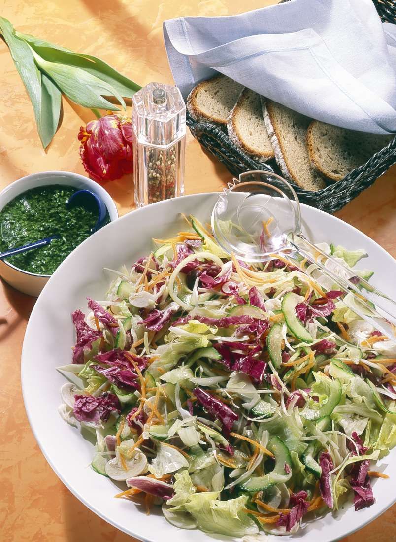 Bunter gemischter Salat mit leckerem Dressing Rezept | EAT SMARTER