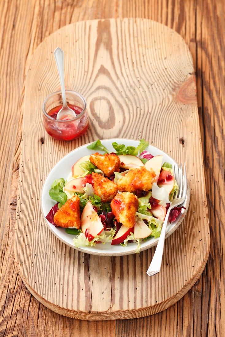 Bunter Salat mit gebackenem Camembert Rezept | EAT SMARTER