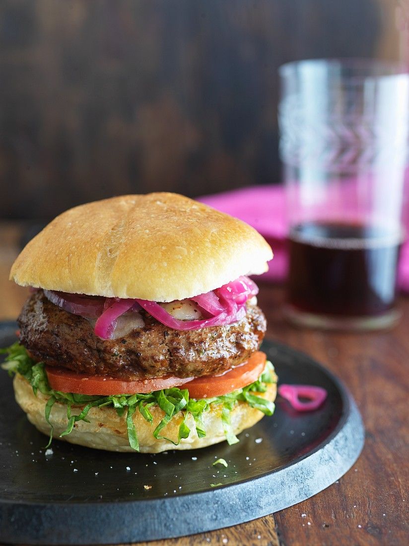 Burger mit roten Zwiebeln