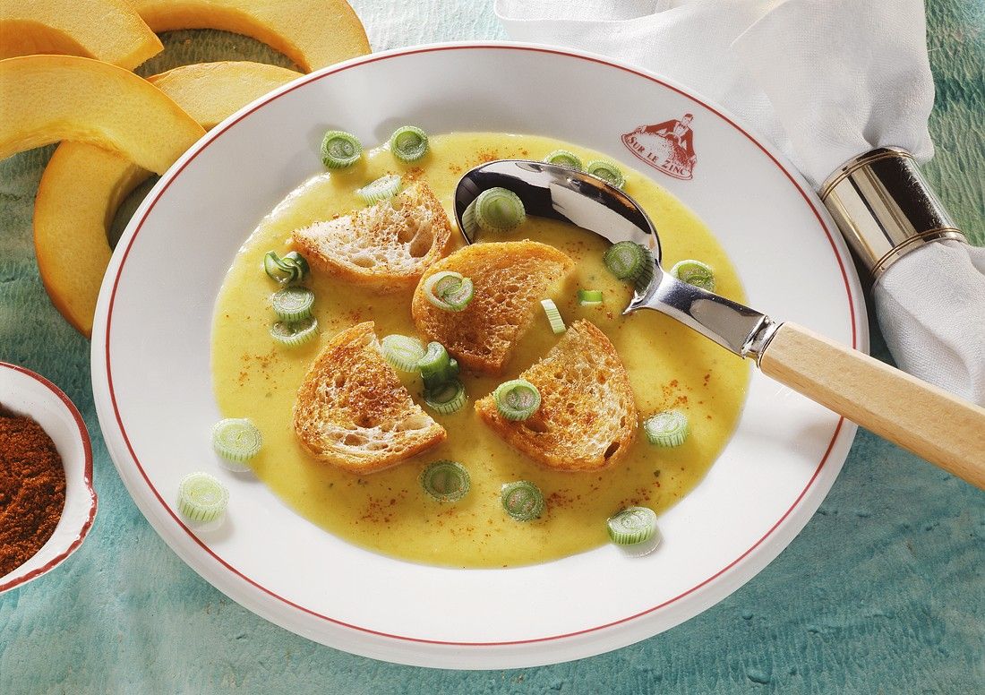 Butternut-Kürbissuppe mit Frühlingszwiebeln, Zimt und Brot Rezept | EAT ... Butternut-Kürbissuppe mit Frühlingszwiebeln, Zimt und Brot Rezept | EAT ...