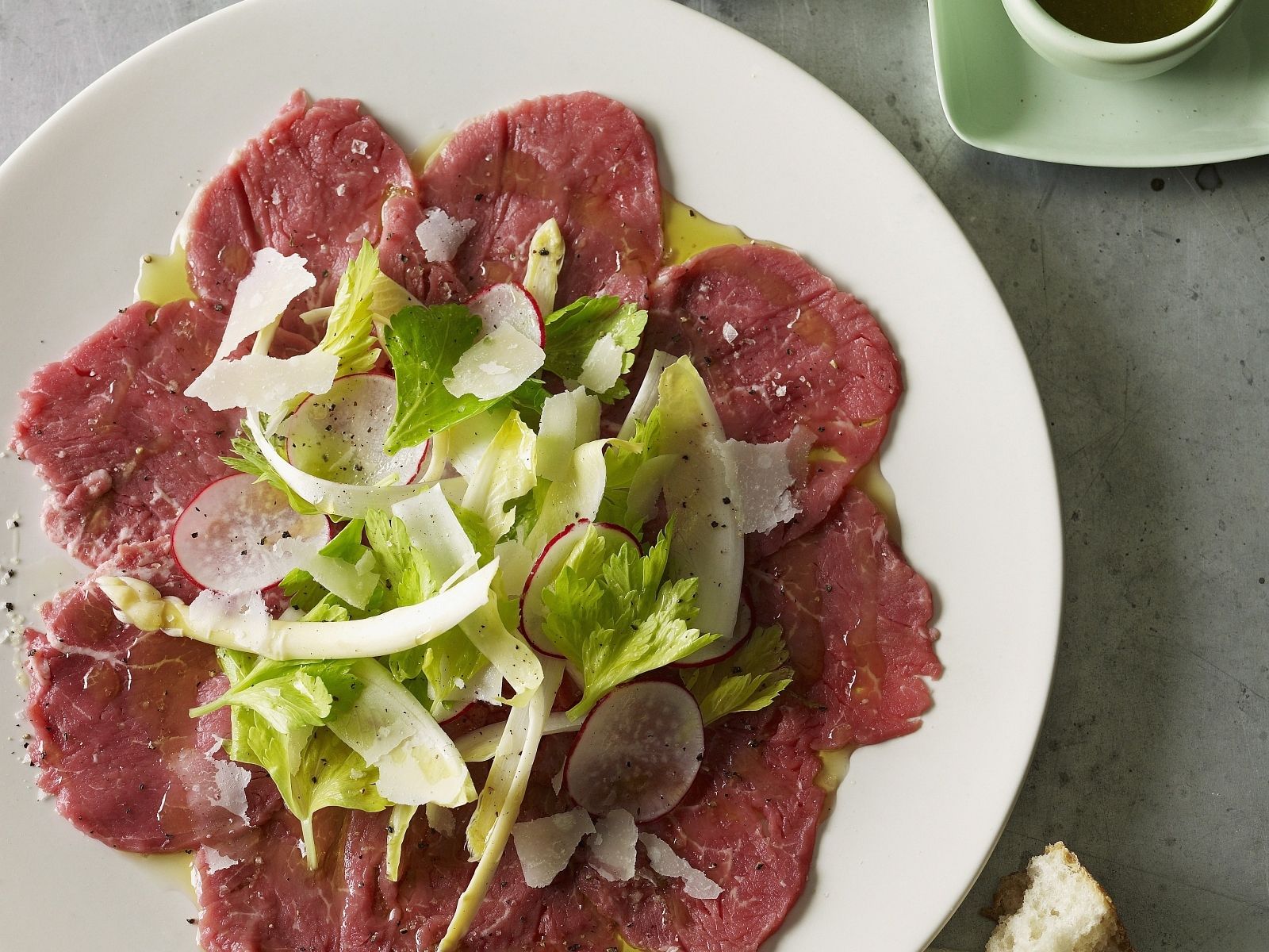 Carpaccio mit grünem Salat Rezept | EAT SMARTER